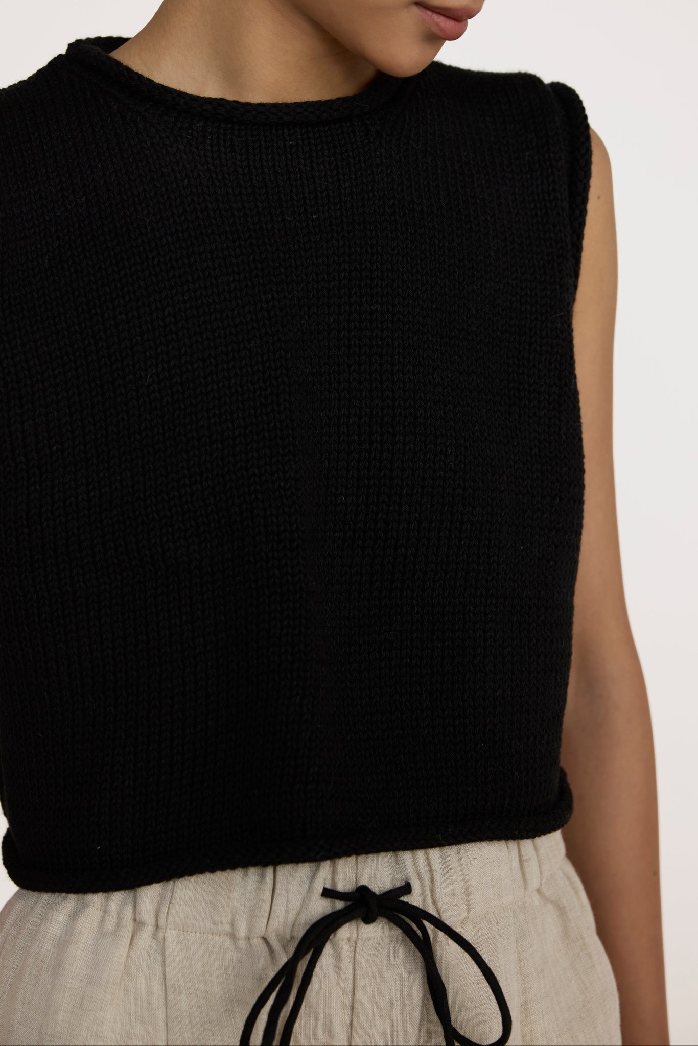 【未使用】MEDI CONCEPT LOGO KNIT TANK TOP Cropped Knit Tank - Black – LAUDE the Label