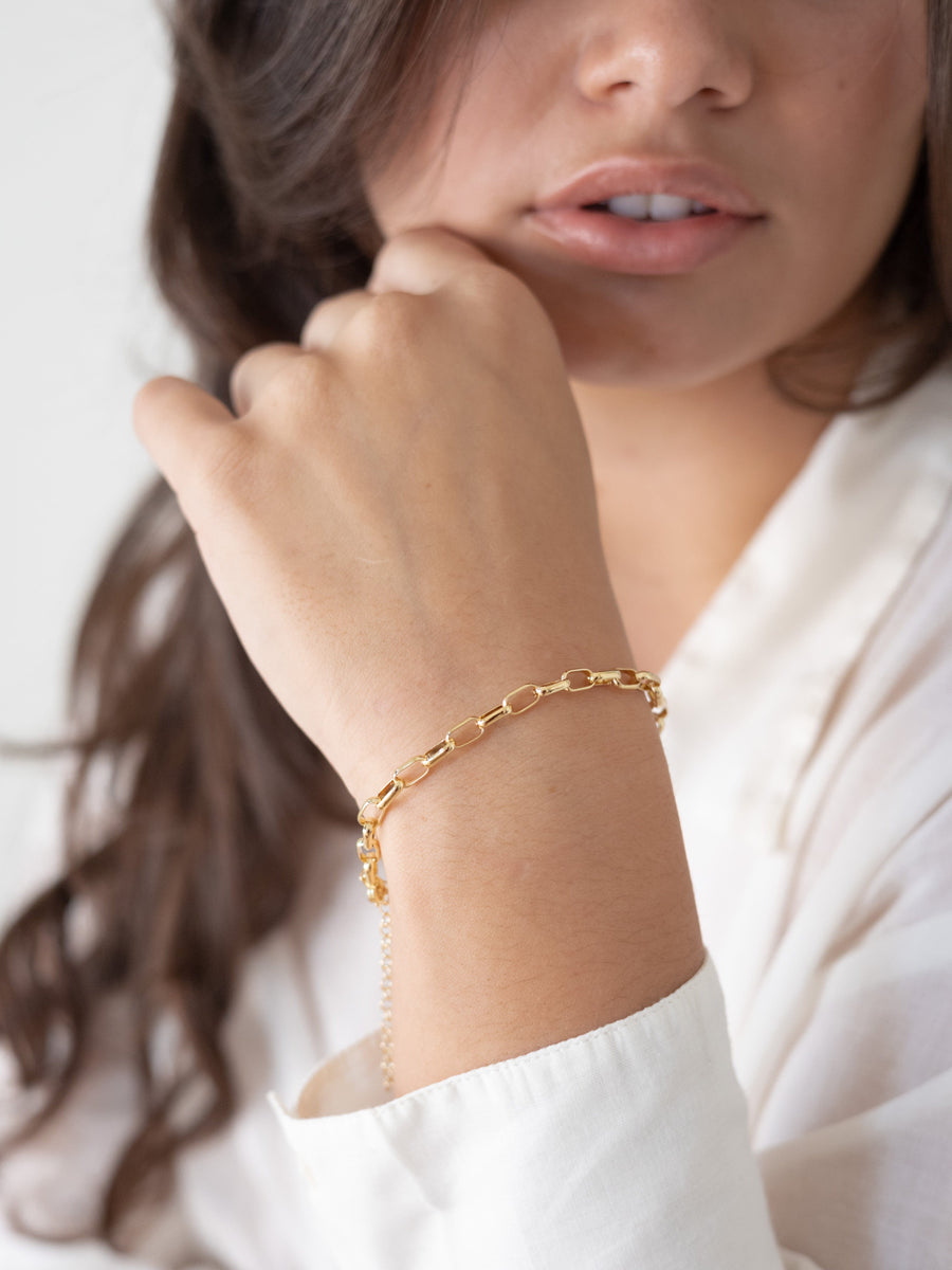 A woman wearing a Petite Cable Chain Bracelet.